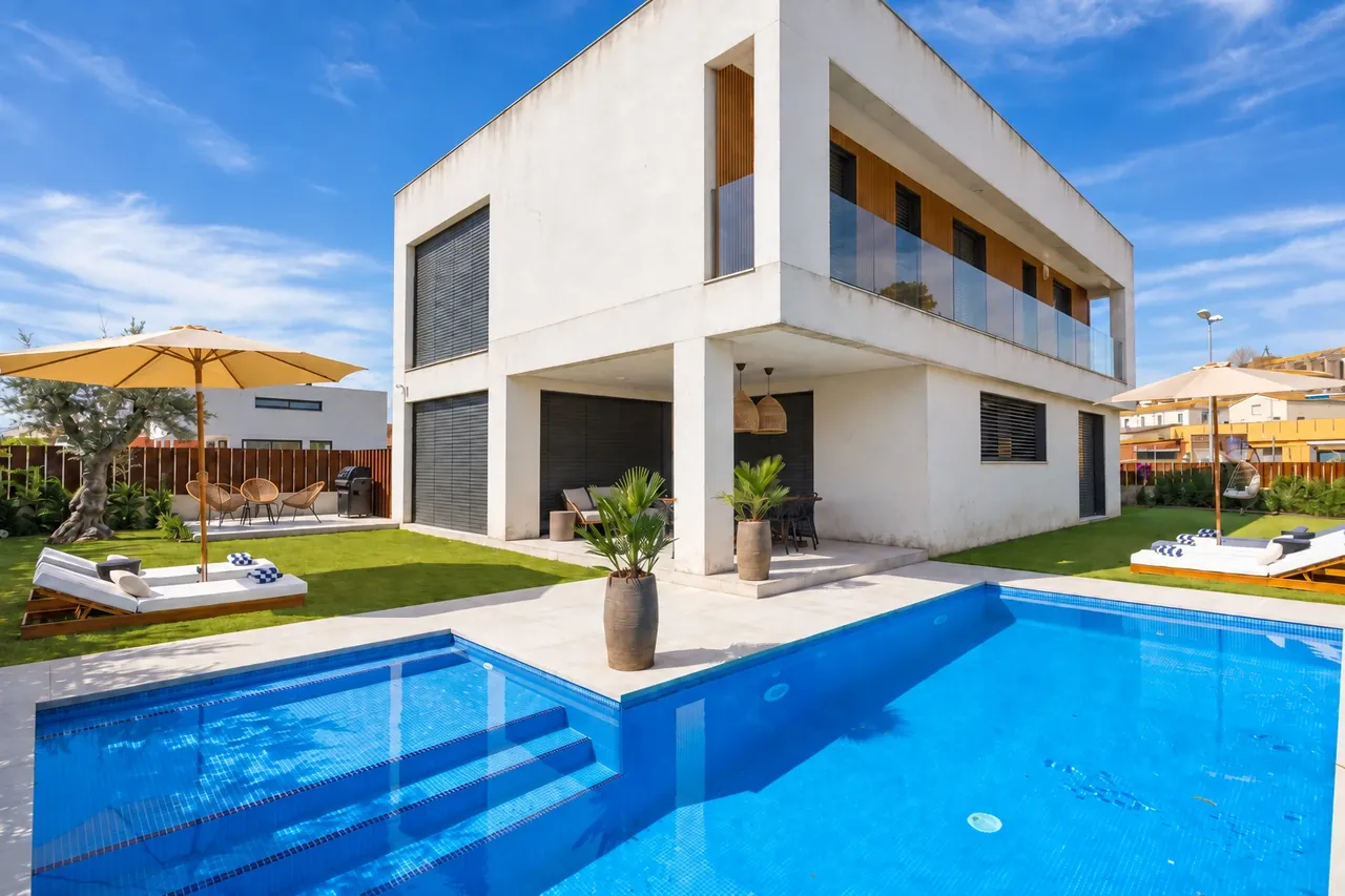 Habitatge unifamiliar amb la façana d'arrebossat blanc.